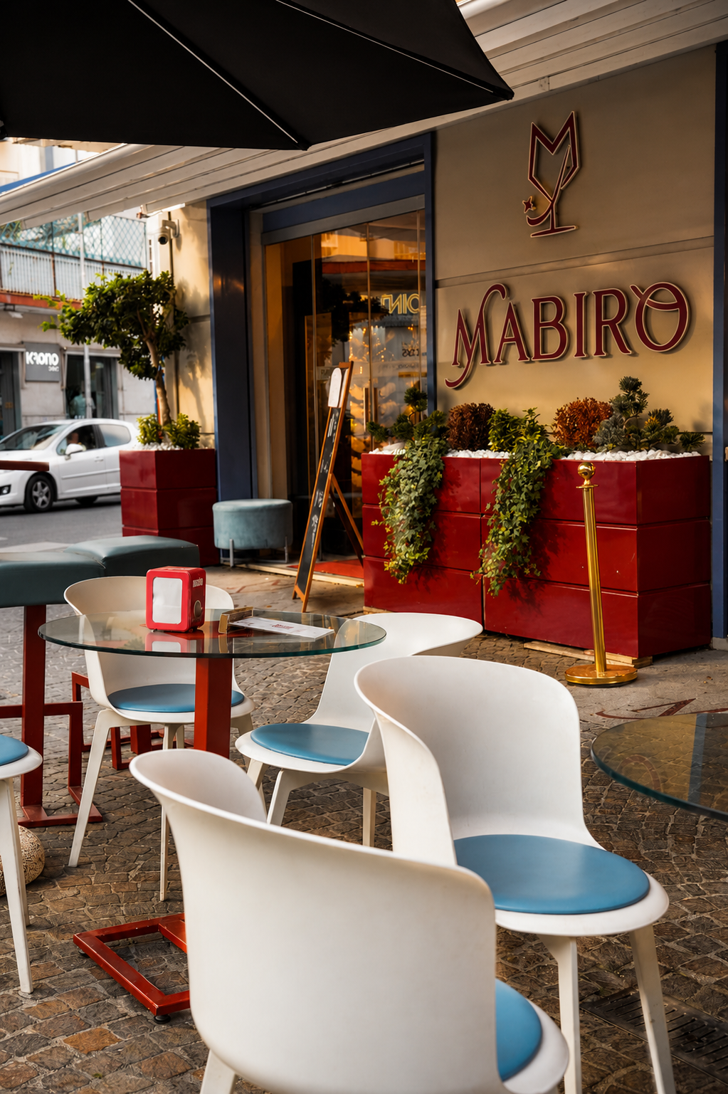 L'esterno di Mabirò in Piazza Giovanni Leone a Pomigliano d'Arco